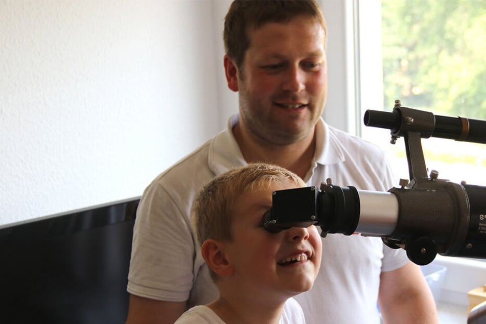 Teleskop-Kunde für den Nachwuchs: Wissenschaftler Roland Beyer mit Emil (6).