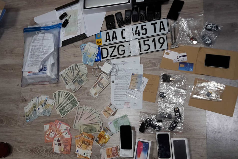 Handys, Technik, Nummernschilder und Geld stellten die Fahnder sicher.