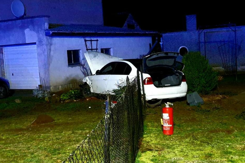 Ein Autofahrer hat im brandenburgischen Oberkrämer einen schweren Unfall gebaut.