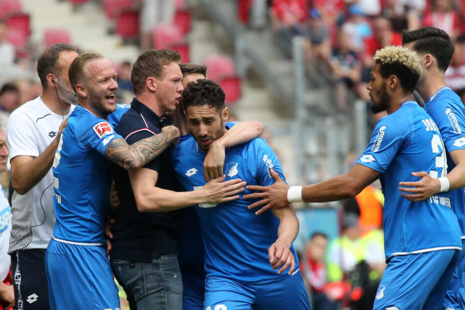 Ishak Belfodil (Mitte des Bildes) bejubelt mit Trainer Julian Nagelsmann und seinen Mannschaftskollegen die 1:0-Führung.
