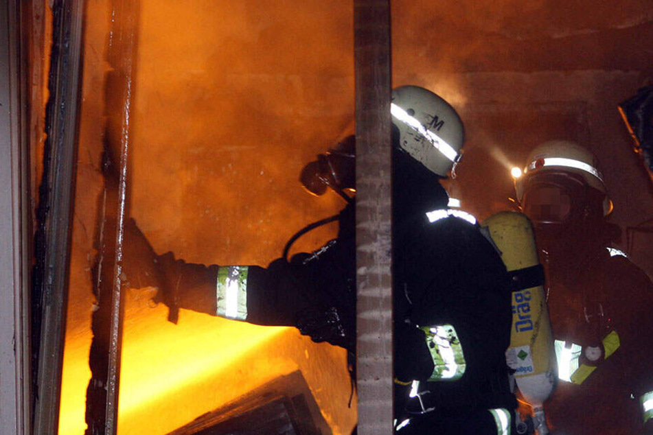 Wegen des Feuers und des Löschwassers soll der Schaden ungefähr 10.000 Euro betragen, wie die Polizei mitteilte. (Symbolbild)