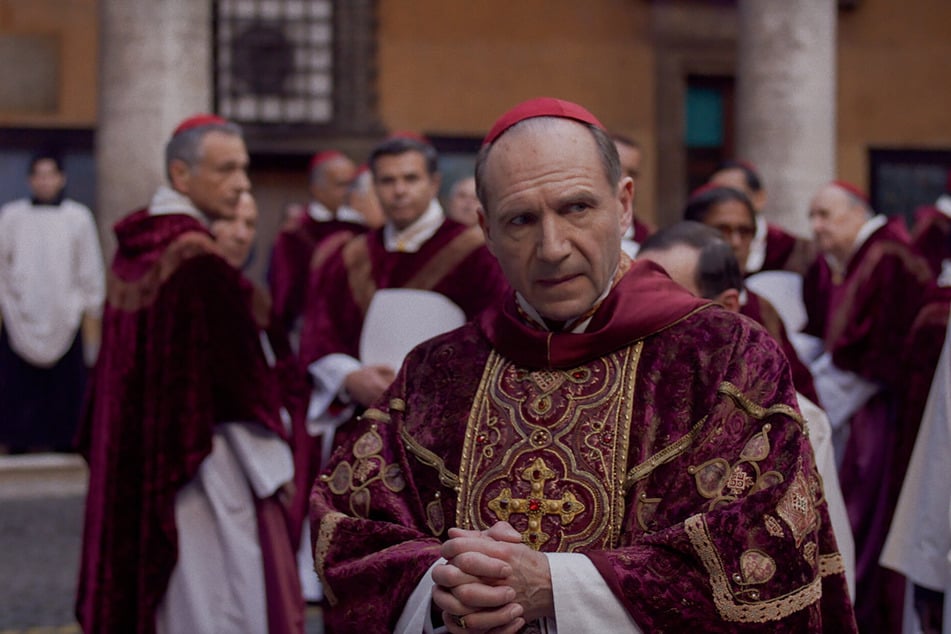 Ralph Fiennes (62) spielt beeindruckend Kardinal Lawrence.