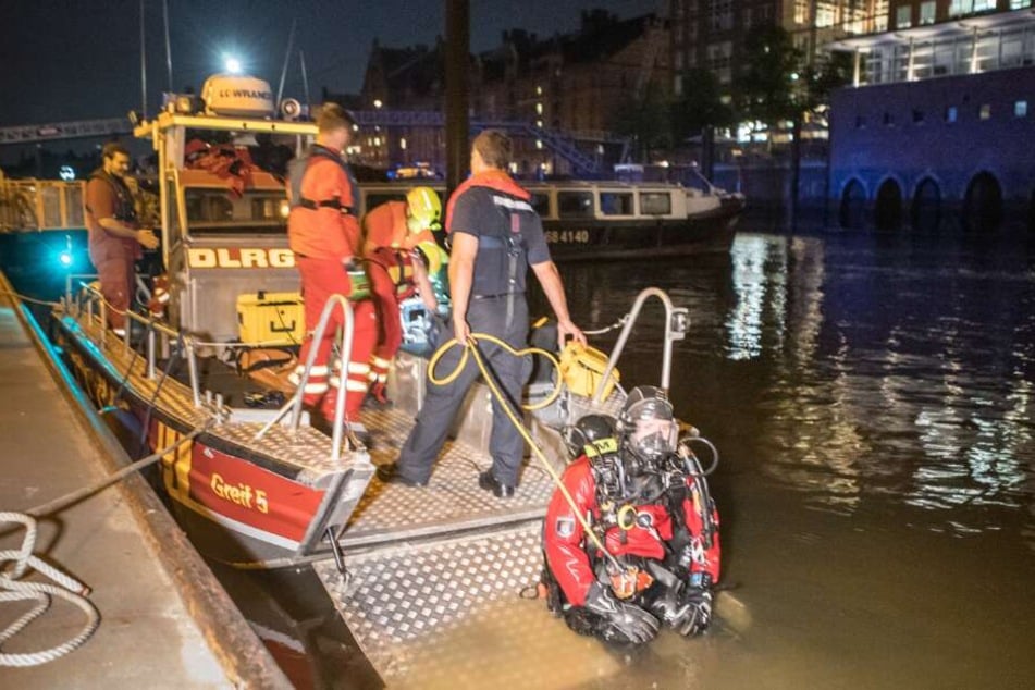 Boote und Taucher suchten die ganze Nacht nach dem Vermissten.