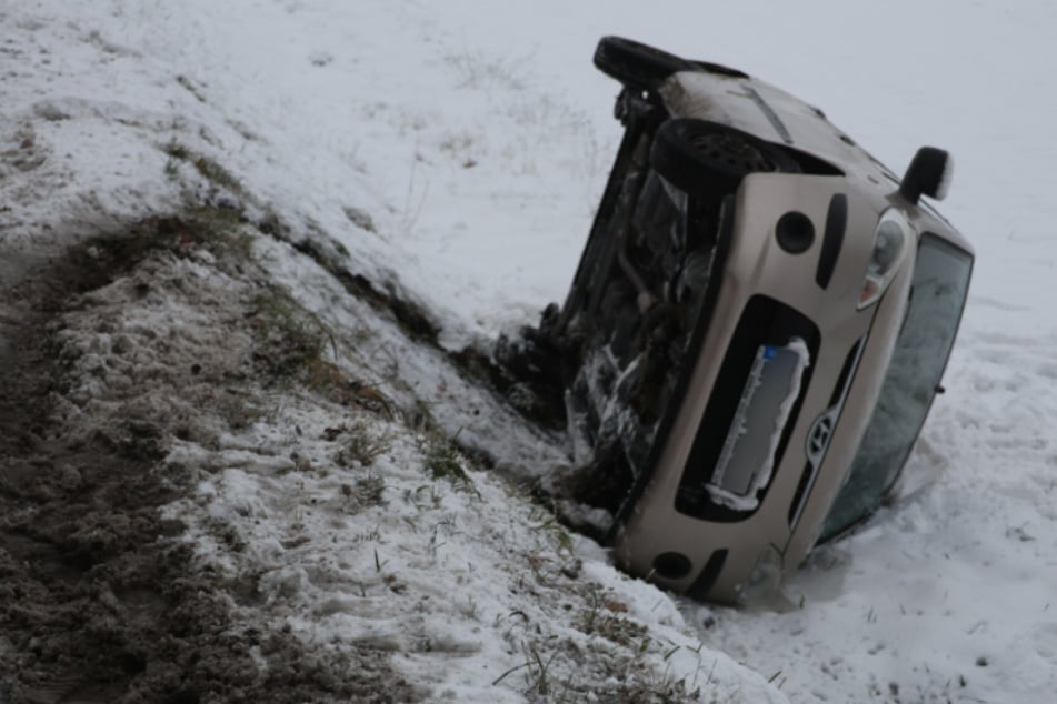Schnee und glatte Straßen im Erzgebirge: Hyundai kommt von Straße ab und rutscht Böschung hinab