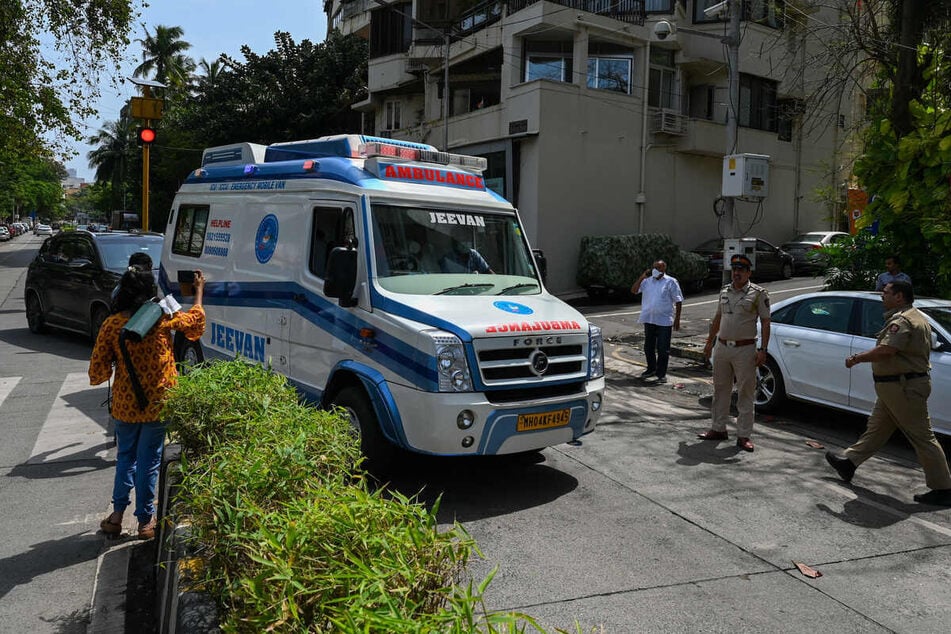 Ein Krankenwagen mit Jhunjhunwalas Leichnam verlässt das "Breach Candy Hospital" in Mumbai.