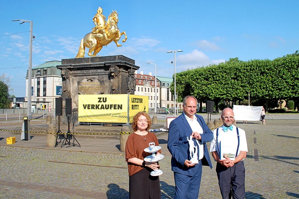 Stadtkämmerin Jeanette Rißmann (53), OB Dirk Hilbert (54, FDP) und Stadtarchiv-Chef Thomas Kübler (61) zeigen weitere Wertgegenstände, die angesichts der Geldnot verkauft werden müssten.