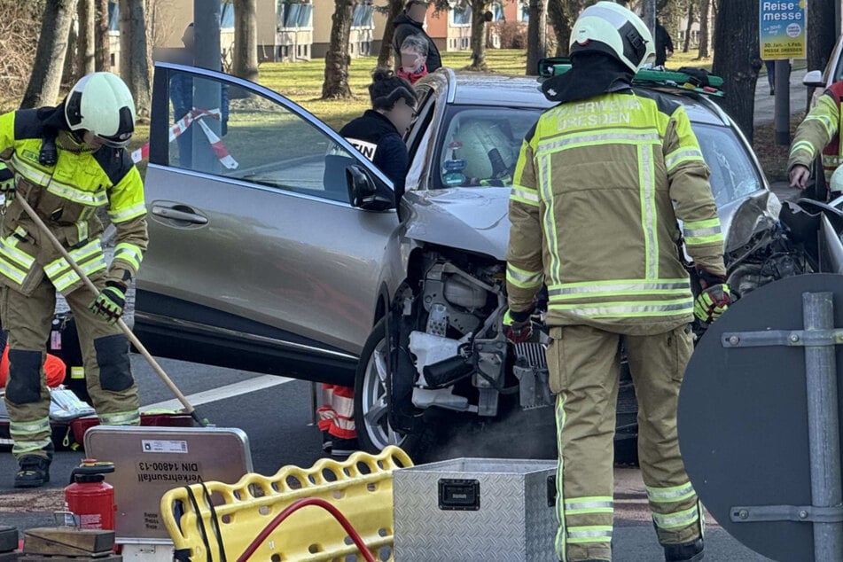 Schwerer Crash in Striesen: Renault prallt gegen Mast