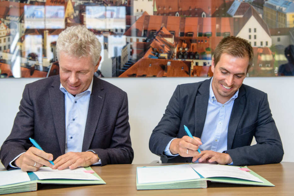 Dieter Reiter (SPD - l), Oberbürgermeister von München, und Philipp Lahm, ehemaliger Profi-Fußballspieler, unterschreiben im Amtszimmer des Oberbürgermeisters Reiter (SPD) einen Botschaftervertrag für die UEFA Euro 2020.
