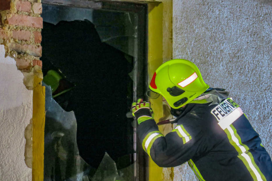 80 Helfer aus 17 Freiwilligen Feuerwehren bekämpften die Flammen in Wohnhaus und Werkstatt.