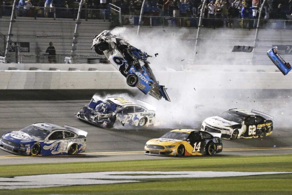 Ryan Newman (6) wird in die Luft geschleudert, nachdem er in der letzten Runde des Daytona 500 auf dem Daytona International Speedway zunächst mit Ryan Blaney und dann mit Corey LaJoie (32) kollidierte.