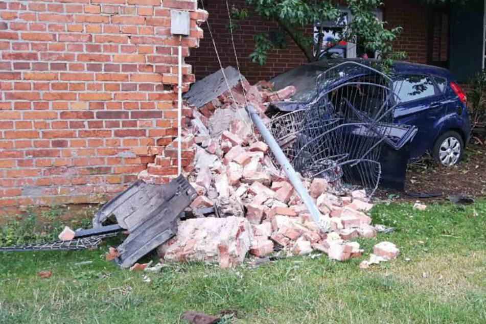 Das Auto krachte mitten in eine Hauswand.
