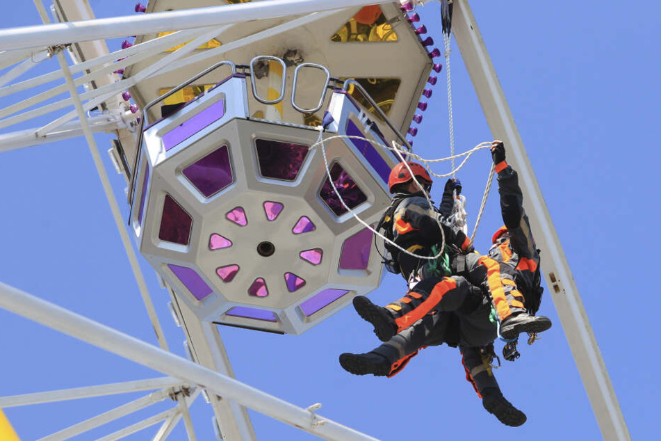 Schwankendes Abenteuer: Die Berufsfeuerwehr Plauen übte am Riesenrad.