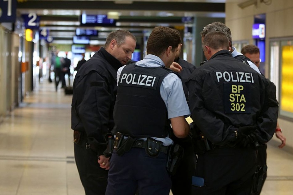 Polizisten im Kölner Hauptbahnhof.
