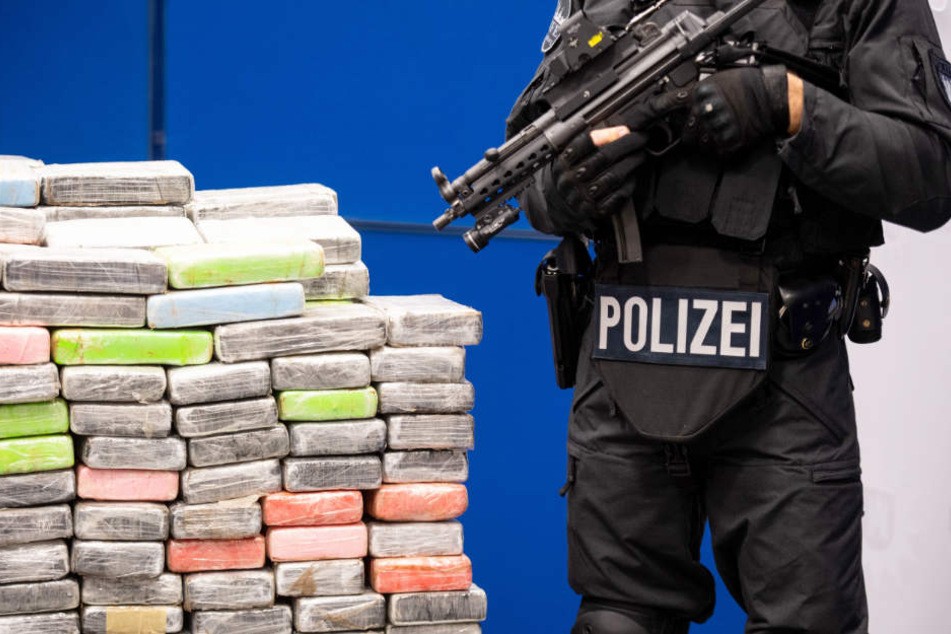 Der Mega-Fund wird bei der Präsentation von schwer bewaffneten Spezialkräften bewacht.