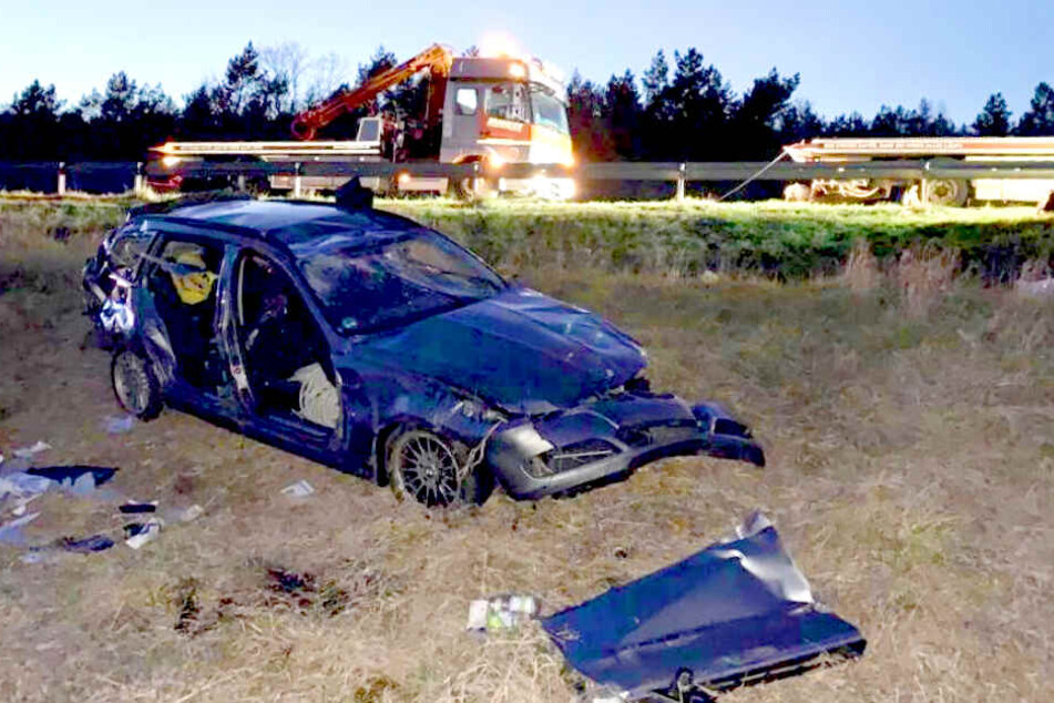 Der Fahrer musste aus dem Fahrzeug geschnitten werden.