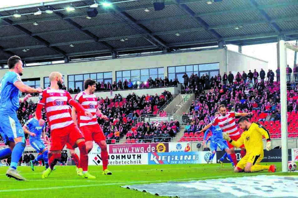 Das 0:1! Johannes Brinkies auf den Knien. Ihm war der Ball durch die Hosenträger gerutscht. "Da sehe ich nicht glücklich aus."