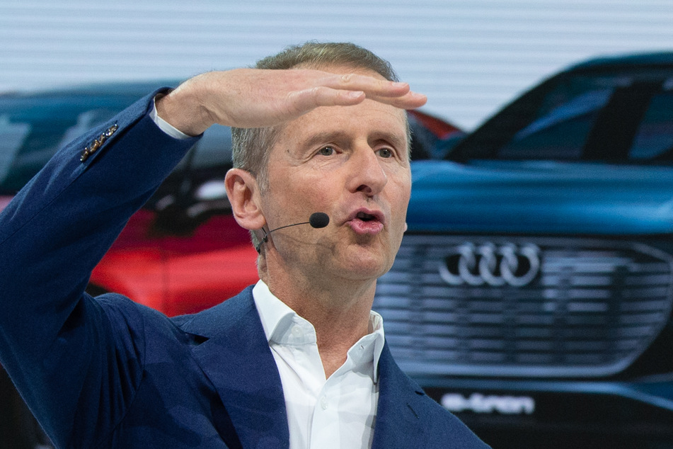 Für VW-Vorstand Herbert Diess (62) gibt es noch einiges zu tun: Auch Dieselfahrern, die ihr Schadstoff-Auto schon verkauft haben, muss eine Entschädigung gezahlt werden.