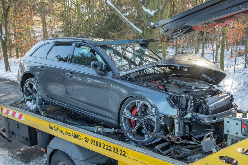 Ein Audi krachte am Sonntagmittag bei Crimmitschau gegen einen Baum. Der Fahrer wurde dabei verletzt.