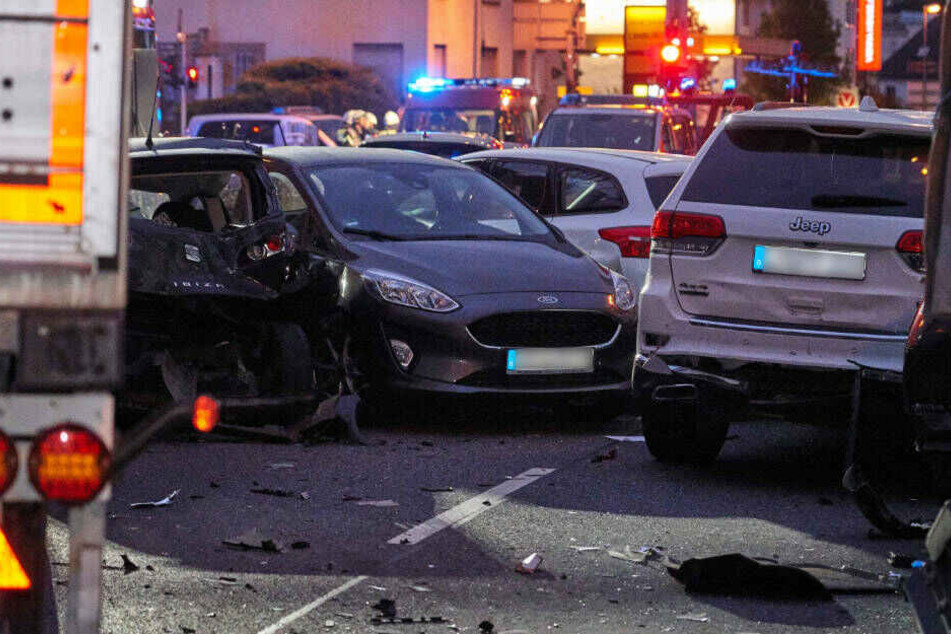 Nach einem Medienbericht soll der Fahrer den Laster gekapert haben und absichtlich in die Autos gefahren sein.