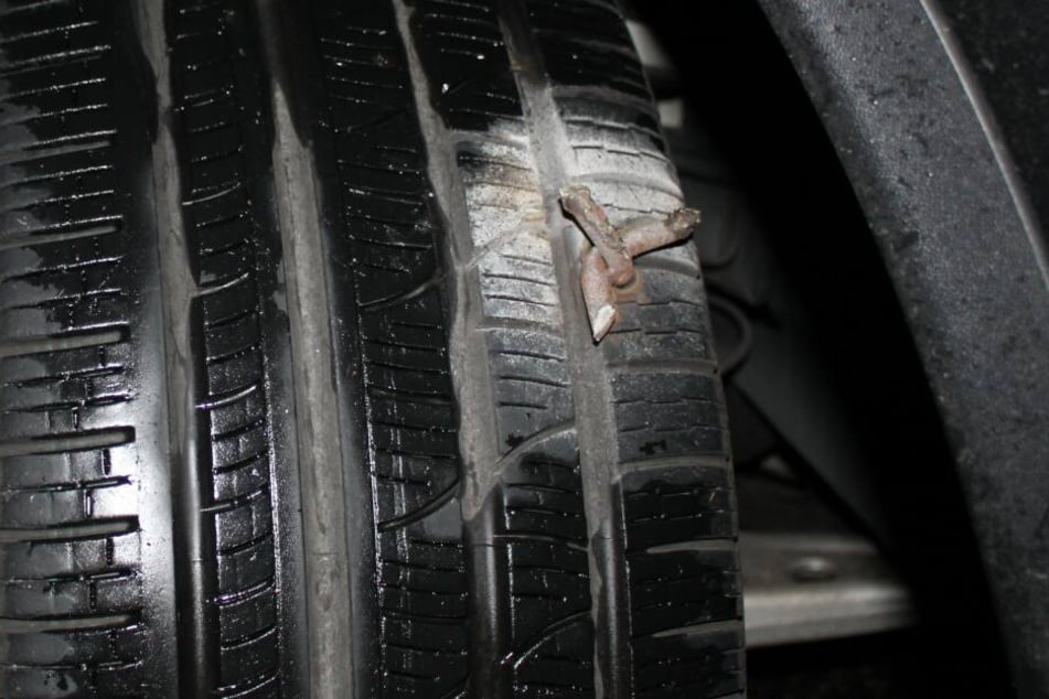 Due unbekannten Täter warfen etwa 25 solcher Metallkrallen im Bereich einer Autobahnabfahrt auf die Straße und konnten entkommen.
