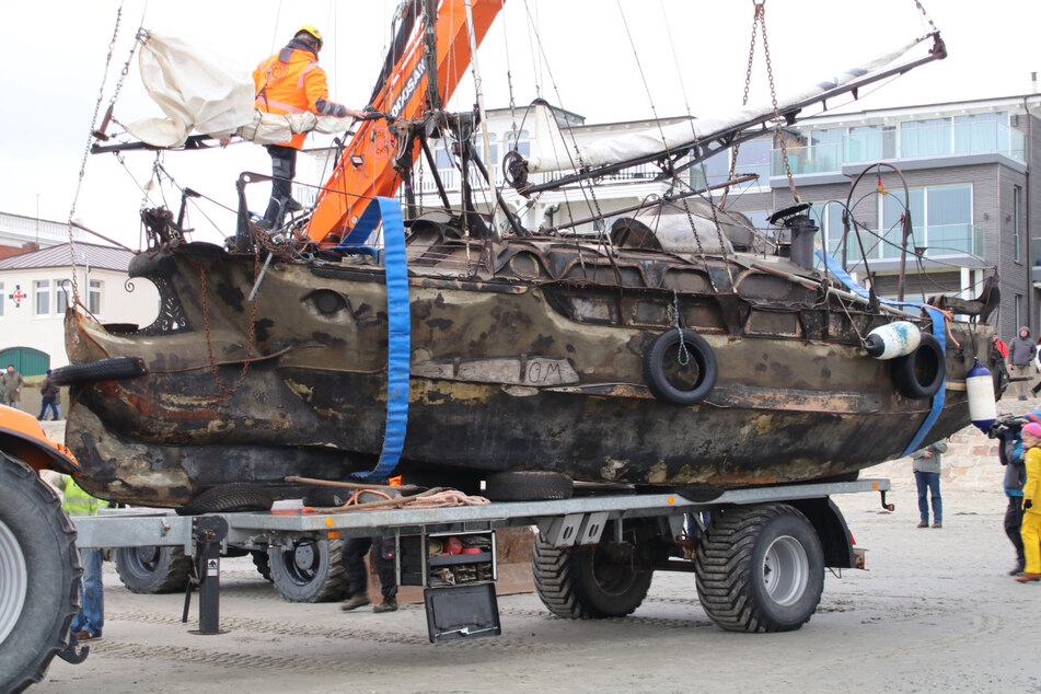 Erst vor wenigen Tagen war ein selbstgebautes Segelboot in Norderney gestrandet. Mittlerweile wurde es abtransportiert.