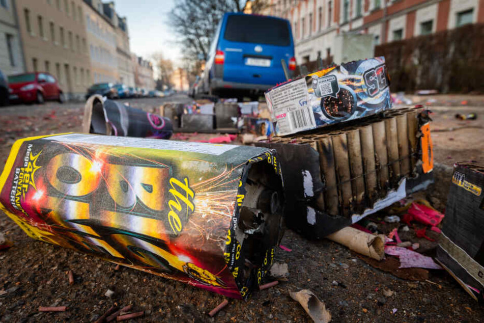 Silvestermüll auf den Straßen: Der ASR hatte am Mittwoch in Chemnitz einiges zu tun.