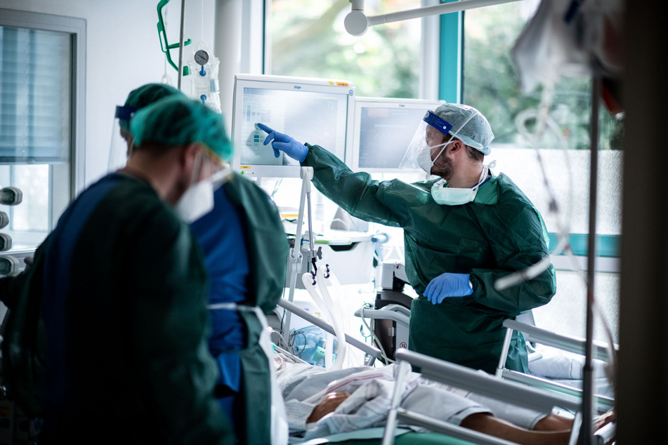 Die Situation auf den Intensivstationen ist nach wie vor kritisch, doch möglicherweise hat Deutschland die dritte Corona-Welle bald überstanden.