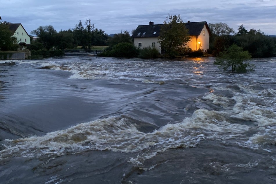 Im Landkreis Cham ist der Fluss Regen über die Ufer getreten und hat für Überflutungen gesorgt.