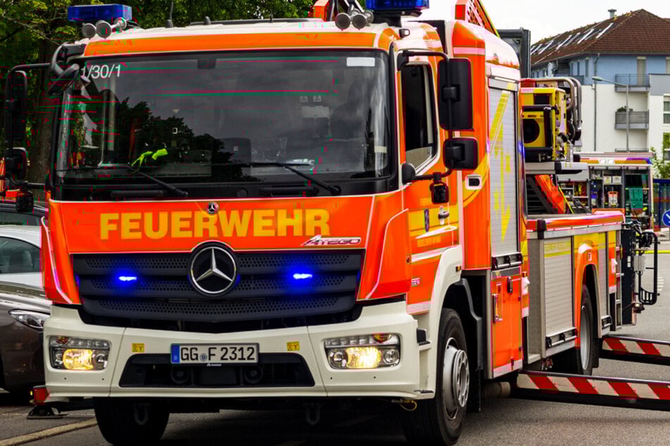 In Rüsselsheim-Haßloch kam es am Sonntagnachmittag zu einem größeren Feuerwehreinsatz: Ein Kellerbrand hatte sich rasch verbreitet und ein zweites Haus erfasst.