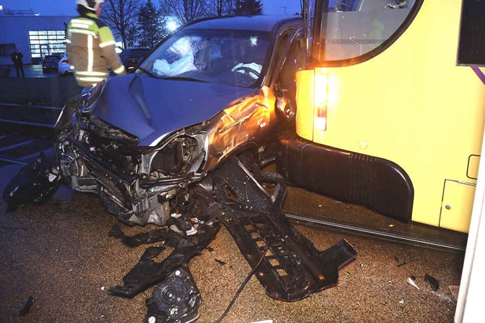 Sperrung wegen Straßenbahn-Unfalls auf der Kesselsdorfer!