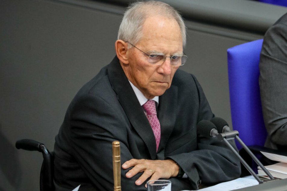 Wolfgang Schäuble sitzt an seinem Platz im Bundestag.