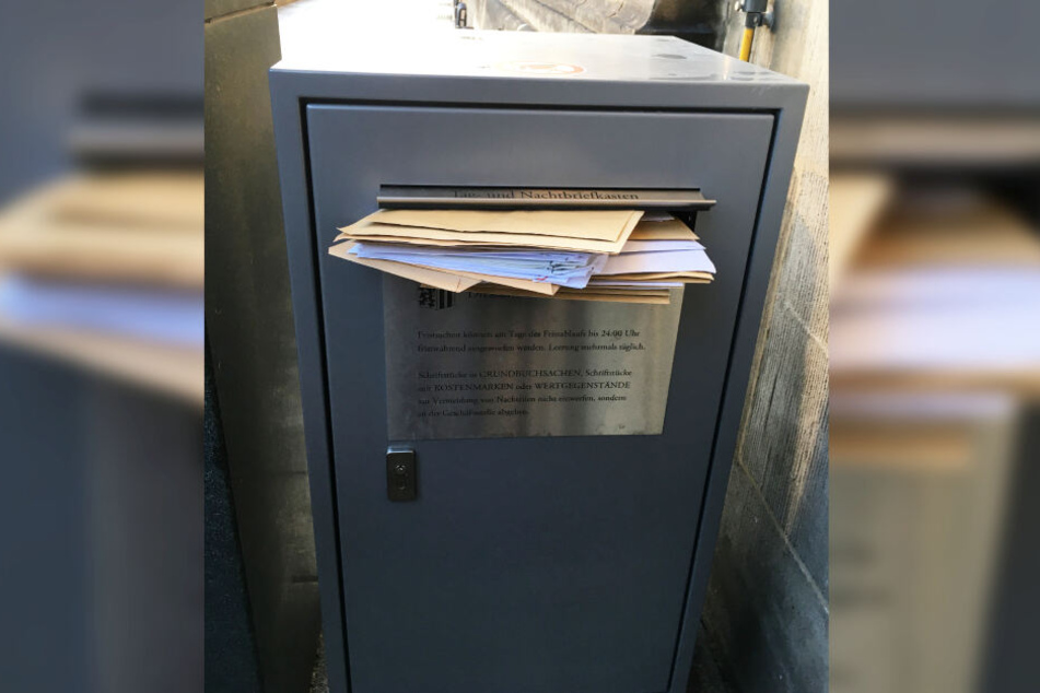 Der Rathaus-Briefkasten war sofort verstopft.