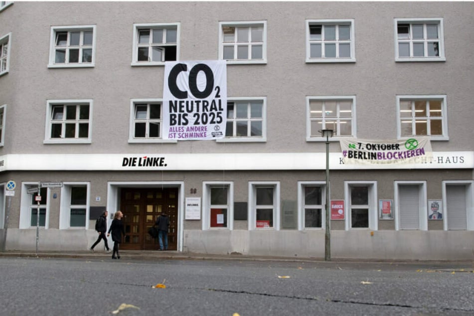 Aktivisten der Umweltschutzorganisation "Extinction Rebellion" sind in die Zentrale der Bundespartei "Die Linke" eingedrungen und haben ein Transparent zwischen zwei Fenstern aufgehangen.