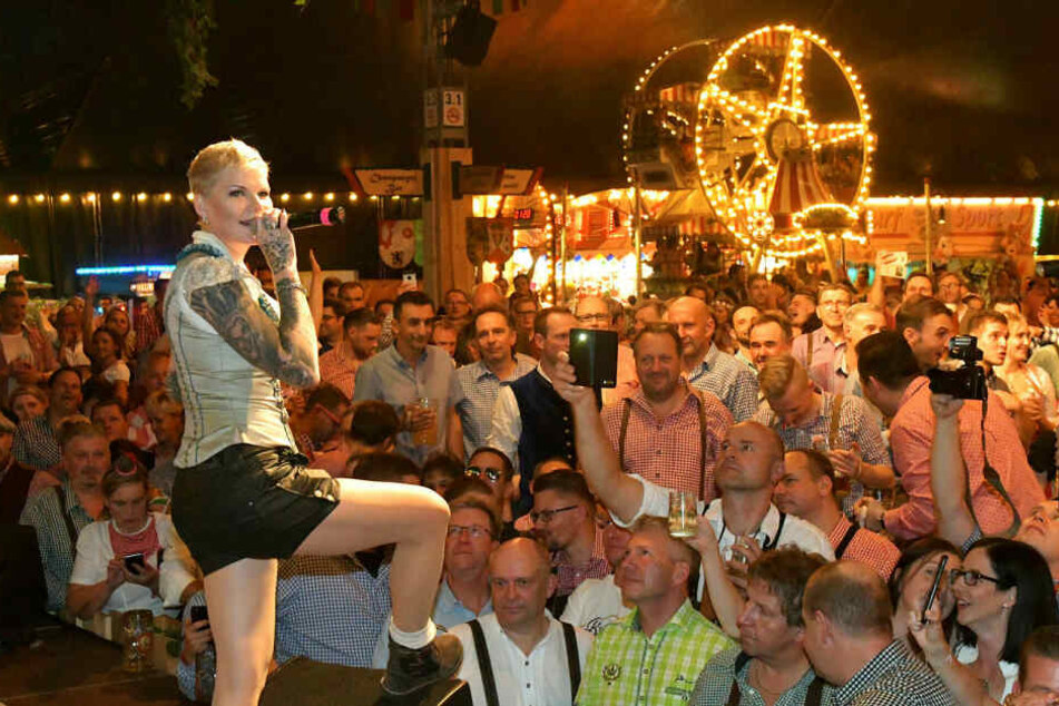 Nach ihrem Gewinn im RTL-Dschungelcamp ist die Leipzigerin als Partysängerin gebucht, verbringt nahezu das halbe Jahr am Ballermann auf Mallorca.