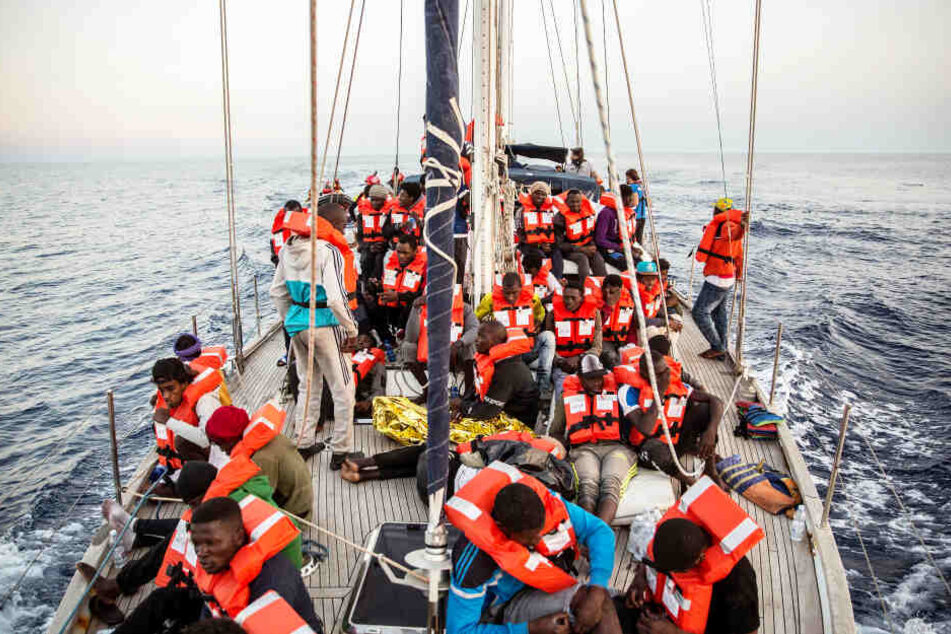 Migranten auf einem kleinen Boot (Symbolbild).