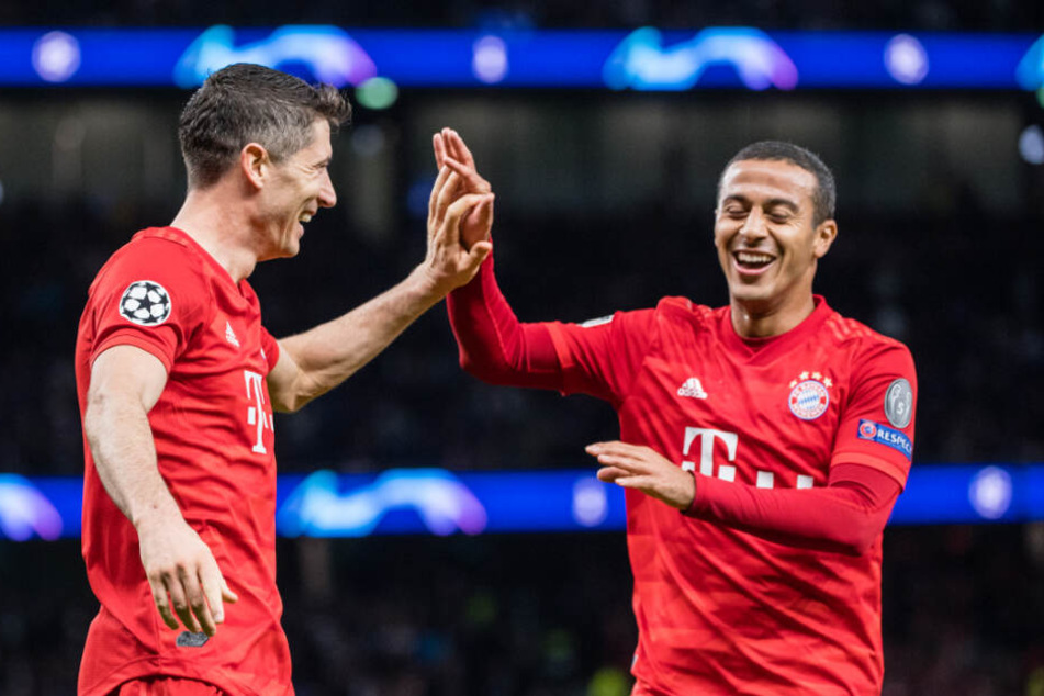 Champions League, Tottenham Hotspur - FC Bayern München: Robert Lewandowski und Thiago jubeln über den Treffer zum 2:6.