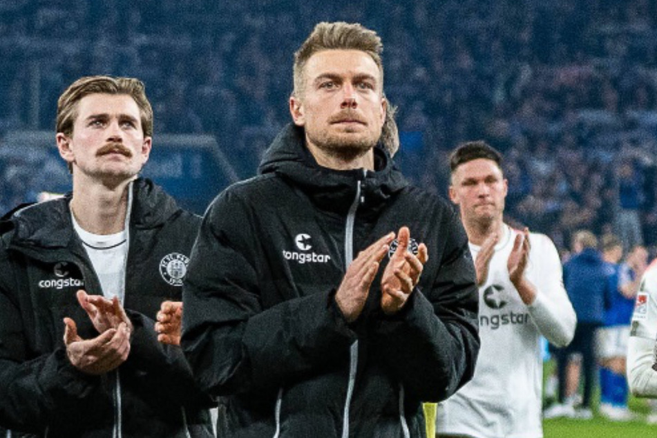 St.-Pauli-Verteidiger Hauke Wahl (29, M.) war nach der Pleite auf Schalke ordentlich bedient.