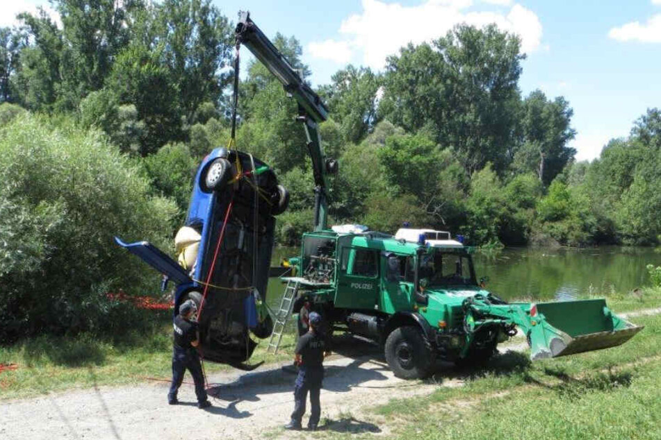 Am Haken: Der verunglückte Golf wurde am Dienstag geborgen.