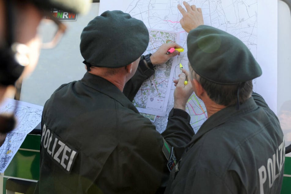 Polizeibeamte bei der Vermisstensuche. (Symbolbild)