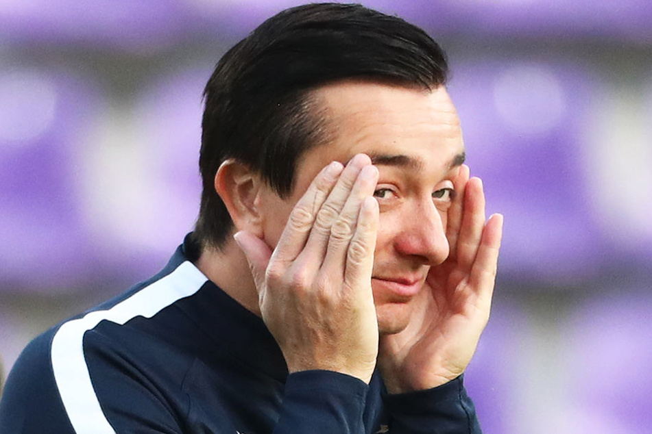 FCE-Coach Daniel Meyer rieb sich angespannt die Schläfen - seine Wechsel erzielten nicht die gewünschte Wirkung.