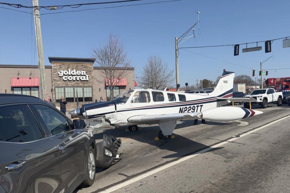 Der zuständige Kapitän des Flugzeuges Thomas Rogers sah sich gezwungen, auf einer Straße zu landen.