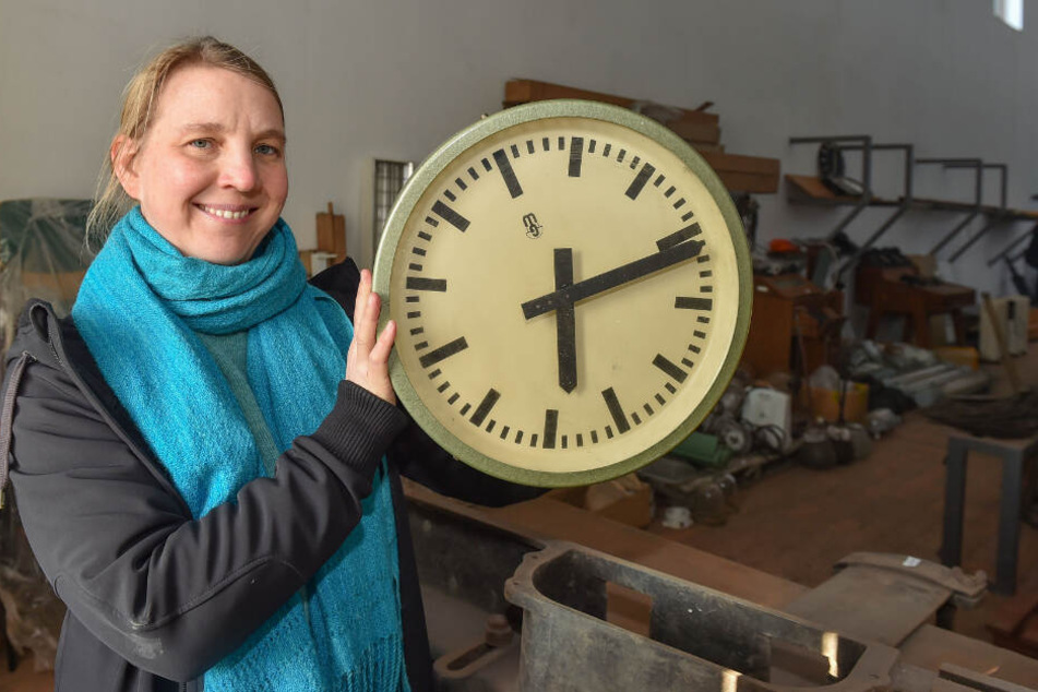 Wer hat an der Uhr gedreht? Museumspädagogin Maria Schöne (43) mit einer Uhr aus alten Zeiten.