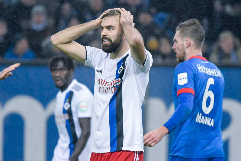 Stürmer Lukas Hinterseer kann die beiden vergangenen Niederlagen kaum fassen.