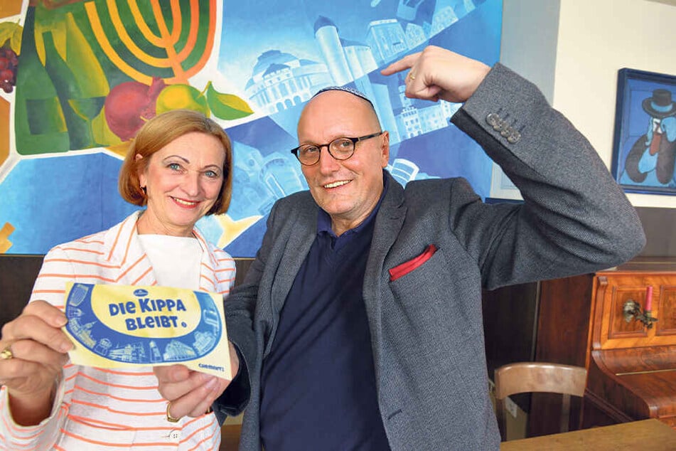 Ute Kiehn-Dziuballa (64) mit Ehemann Uwe Dziuballa (53) - seine Kippa bleibt auch auf.