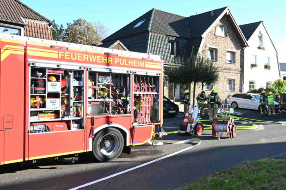 Mehrere Einsatzkräfte der Feuerwehr rückten am Sonntagnachmittag zum vermeintlichen Kellerbrand aus.