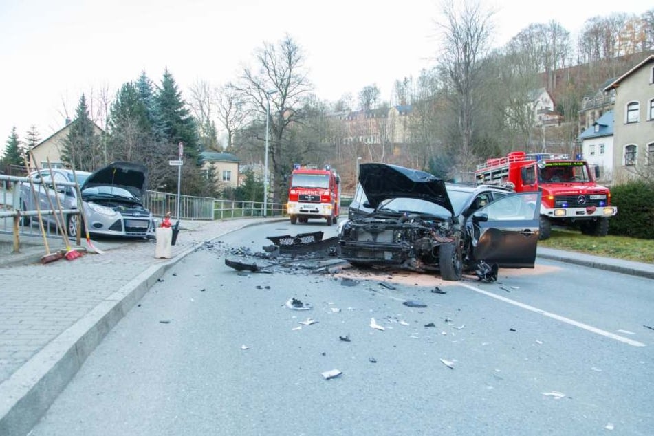 Bei dem heftigen Crash wurden vier Personen verletzt, darunter auch ein kleines Mädchen.