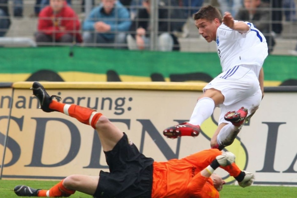 So war's 2007: Daniel Frahn im Babelsberger Trikot, hier von Dynamo-Keeper Oliver Herber gefoult.
