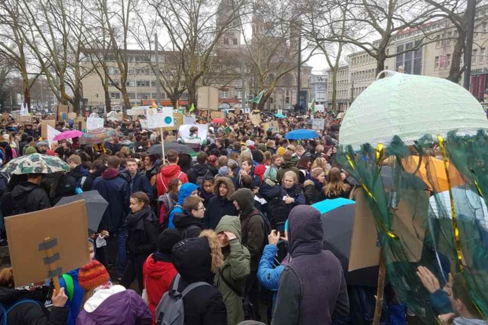 Die Jugendlichen hatten viele Schilder und Transparente gebastelt.