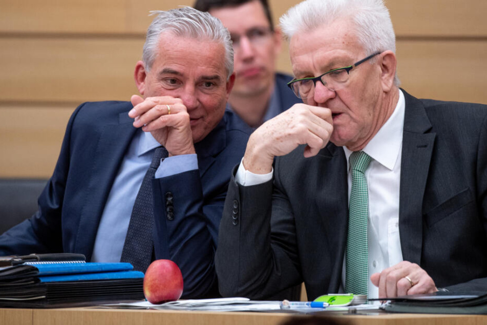 Thomas Strobl (CDU, links im Bild) und Baden-Württembergs Ministerpräsident Winfried Kretschmann (Grüne) im Stuttgarter Landtag. (Archivbild)