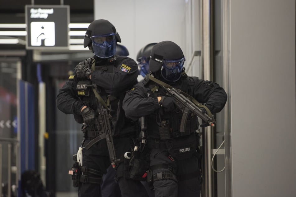 Schwer bewaffnete Einsatzkräfte stürmen das Terminal.
